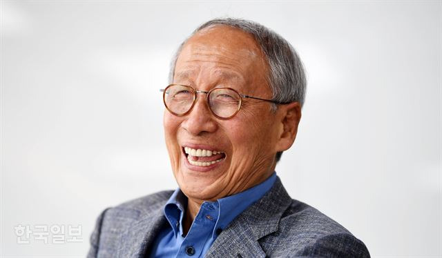 활짝 웃는 표정은 윤 전 장관의 '트레이드 마크'다. 그런 윤 전 장관의 얼굴이 순간 어두워진 건, 세월호 참사와 젊은 세대에 전하는 말을 할 때였다. 김주성 기자