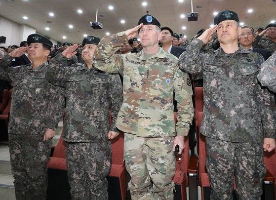 김운용 초대 지상작전사령관(왼쪽부터), 박한기 합참의장, 로버트 에이브럼스 한ㆍ미연합사령관, 김용우 육군 참모총장이 9일 오전 경기도 용인시 지작사 대강당에서 열린 육군 지상작전사령부 창설식에서 경례하고 있다. [뉴스1]