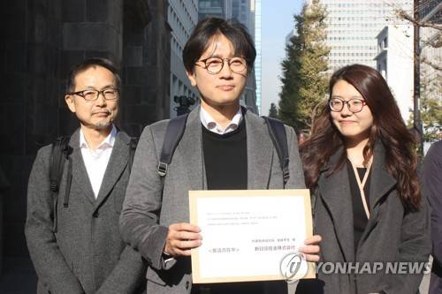 강제징용 피해자측 변호인, 신일철주금에 협의요청서 한국과 일본의 시민단체 활동가와 강제징용 소송 피해자측 변호인이 지난해 12월 4일 한국 대법원의 손해배상 판결 이행을 촉구하는 협의 요청서를 전달하고자 도쿄 지요다(千代田)구 마루노우치(丸ノ內)의 신일철주금 본사를 방문했다. 왼쪽부터 야노 히데키(矢野秀喜) 강제연행·기업 책임추궁 재판 전국 네트워크 사무국장, 임재성 변호사, 김세은 변호사. [연합뉴스 자료사진]