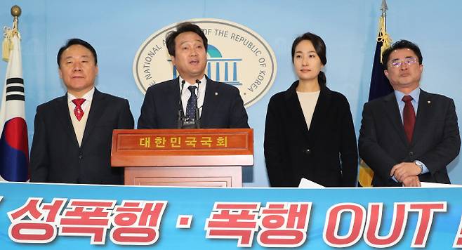 안민석 더불어민주당 의원, 바른미래당 김수민 의원 등이 10일 오전 국회 정론관에서 운동선수 보호법(심석희법)발의‘ 기자회견을 열고 발언하고 있다.(사진=연합뉴스)