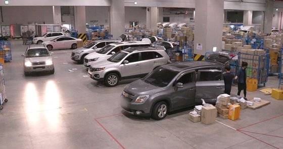 쿠팡 송파캠프에서 쿠팡 플렉스 지원자들이 배송할 물량을 자신의 차에 실고 있다. [사진 쿠팡]