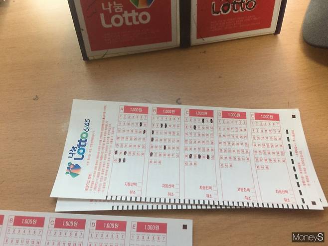 지난 5일 로또판매점을 방문해 앱에서 추첨받은 번호로 로또를 구매했다. /사진=강영신 기자
