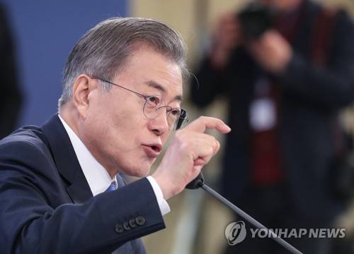 북한 비핵화 질문에 답변하는 문 대통령 (서울=연합뉴스) 황광모 기자 =  문재인 대통령이 10일 오전 청와대 영빈관에서 열린 2019년 신년 기자회견에서 북한 비핵화 관련 질문을 받은 뒤 답변하고 있다.  hkmpooh@yna.co.kr