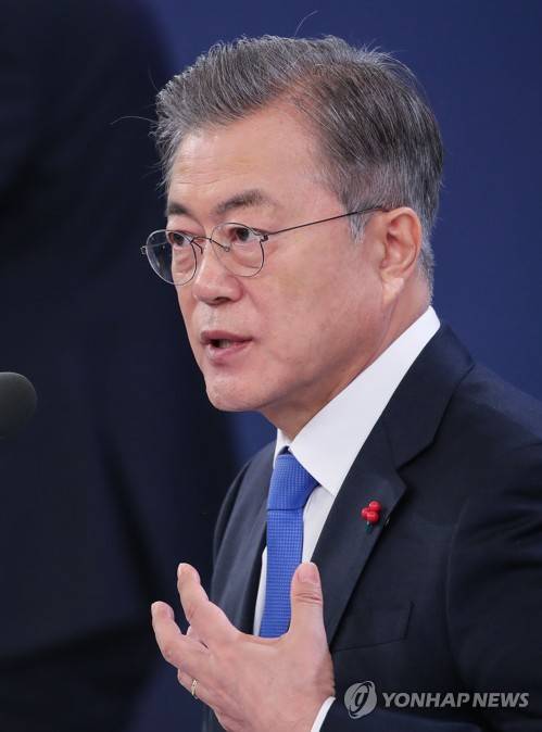 '김태우', '신재민' 관련 답변하는 문 대통령 (서울=연합뉴스) 황광모 기자 =  문재인 대통령이 10일 오전 청와대 영빈관에서 열린 2019년 신년 기자회견에서 김태우 행정관과 신재민 전 사무관 관련 질문에 답하고 있다. hkmpooh@yna.co.kr