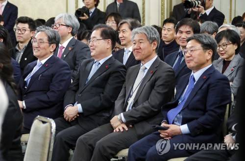 문 대통령 "청와대는 다 대통령의 비서…친문 아닌 사람 없다" (서울=연합뉴스) 배재만 기자 = 노영민 신임 대통령 비서실장을 비롯한 청와대 수석보좌진이 10일 오전 청와대 영빈관에서 열린 문재인 대통령의 신년 기자회견에서 기자들 사이에 자리하고 있다. 왼쪽부터 노 비서실장, 정의용 국가안보실장, 김수현 정책실장, 강기정 정무수석.  scoop@yna.co.kr