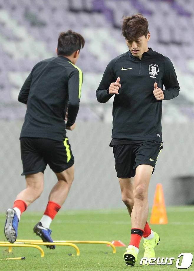 대한민국 축구대표팀 이청용이 2019 아시아축구연맹(AFC) 아시안컵 C조 조별리그 2차전 키르기스스탄과의 경기를 하루 앞둔 10일 오후(현지시간) 아랍에미리트(UAE) 알 아인 하자빈 자예드 스타디움에서 훈련을 하고 있다. 2019.1.11/뉴스1 © News1 신웅수 기자