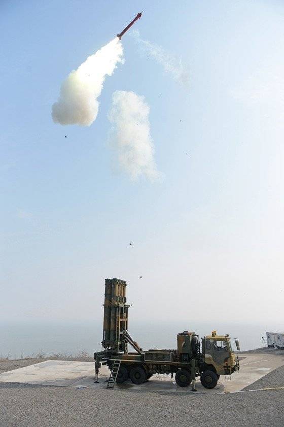 북한 미사일 요격을 위해 개발 중인 한국형미사일방어체계(KAMD)의 핵심인 중거리 지대공미사일(M-SAM·일명 철매Ⅱ) 시험발사. 군은 2020년까지 M-SAM 개발에 이어 장거리 지대공미사일(L-SAM)을 개발해 북한 미사일을 요격한다는 계획이다. [사진 방위사업청]