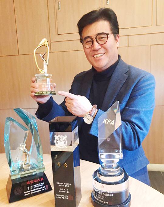 이재한 다인 브라더스㈜ 회장이 지난 3일 서울 노원구 중계동 자신이 운영하는 프랜차이즈 식당에서 골프 이야기를 하던 중 트로피를 들고 설명하고 있다.