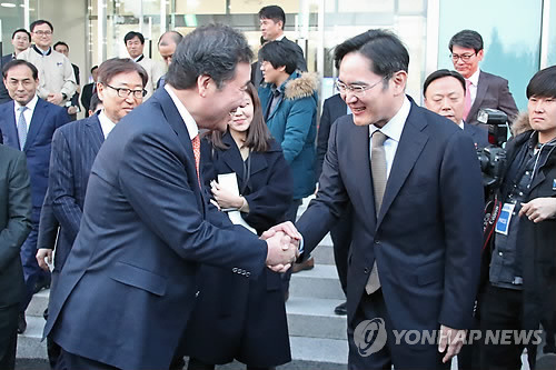 이낙연 총리 환송하는 이재용 부회장 (수원=연합뉴스) 김승두 기자 = 이재용 삼성전자 부회장이 10일 오후 경기도 수원시 삼성전자 5G 장비 생산현장을 방문한 이낙연 국무총리를 환송하고 있다. 2019.1.10 kimsdoo@yna.co.kr