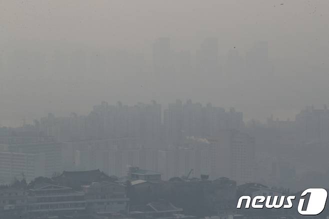 전국 대부분 지역에 미세먼지가 기승을 부리고 있는 12일 오전 서울 중구 남산에서 바라본 서울 도심이 뿌옇다. 2019.1.12/뉴스1 © News1 성동훈 기자