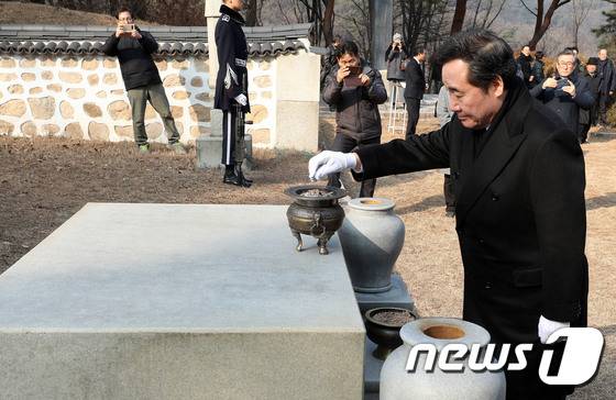 이낙연 국무총리는 12일 오전 서울 강북구 우이동에 위치한 손병희 선생 묘소를 찾아 참배했다. /사진=뉴스1 박세연 기자