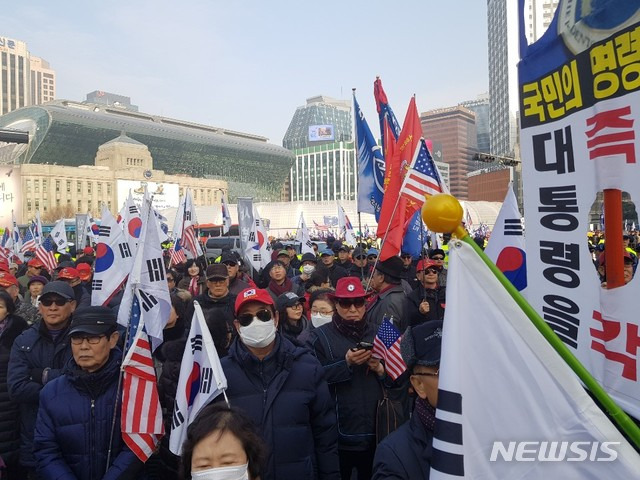 【서울=뉴시스】남정현 수습기자 = 대한민국바로세우기운동본부, 석방운동본부, 태극기시민혁명국민운동본부(국본) 등이 12일 오후 4시께 광화문에 집결해 집회를 진행했다.