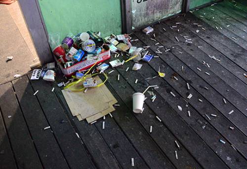 골목길 한 상가 입구에는 버려진 담배꽁초·일회용 컵 등이 어지럽게 널려 있었다.