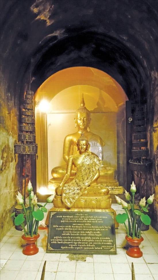 왓우몽. 치앙마이 승려들은 이 동굴 안에서 기도와 명상으로 수행한다.