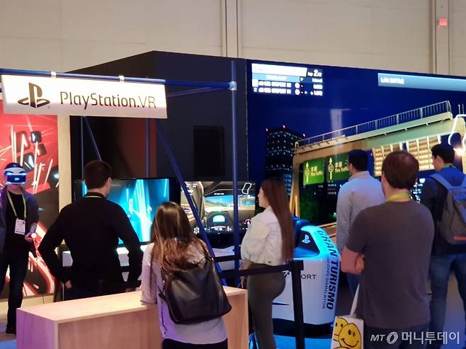 미국 라스베이거스 컨벤션센터에 있는 소니 부스의 모습. 소니 '플레이스테이션 VR' 게임을 체험하기 위해 관람객들이 대기하고 있다/사진=이정혁 기자