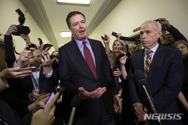 【워싱턴=AP/뉴시스】 청문회를 위해 국회를 방문한 제임스 코미 전 연방수사국(왼쪽) 국장이 7일(현지시간) 기자들의 질문에 답하고 있다. 2018.12.10