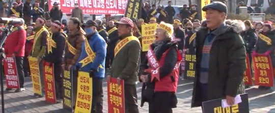 3기 신도시 반대 집회를 가지고 있는 하남교산지구 주민대책위원회 주민들. <하남TV 유튜브 제공>