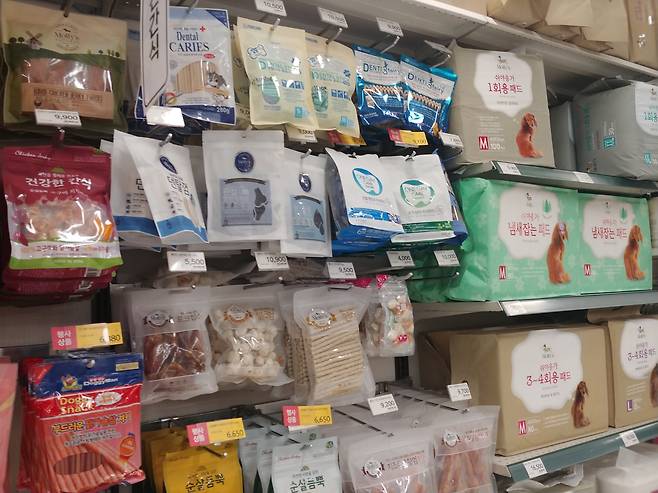 사료부터 간식, 소변용 패드까지 반려동물 용품들은 거의 플라스틱 포장에 담겨있다. 박해리 기자
