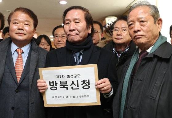 개성공단기업비상대책위원회 측이 통일부에 방북신청서를 전달하기 위해 9일 오전 서울 종로구 정부청사에 들어서고 있다. [연합뉴스]