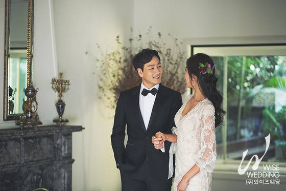 배우 박해수의 웨딩 화보/사진제공=비슈어스튜디오