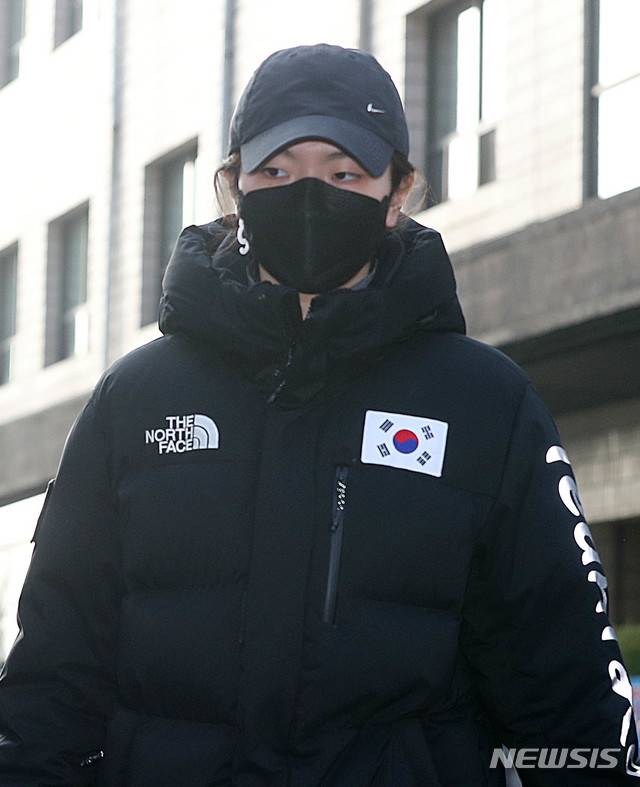 【수원=뉴시스】자신을 상습폭행한 혐의를 받고 있는 조재범 전 국가대표 코치의 재판에 증인신분으로 출석하고 있는 심석희 선수의 모습. (사진=뉴시스DB). 2018.12.17.