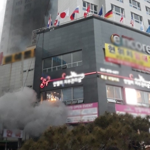 천안 라마다 호텔서 화재가 발생해 연기가 나는 모습. 천안=연합뉴스