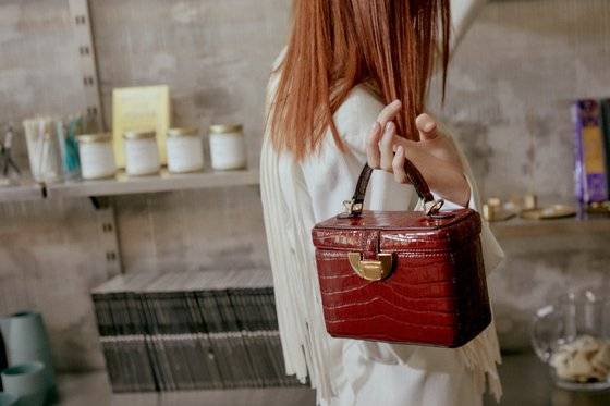 젊은 층에 인기를 얻고 있는 한국 가방 브랜드 '꼼므알'의 가방.