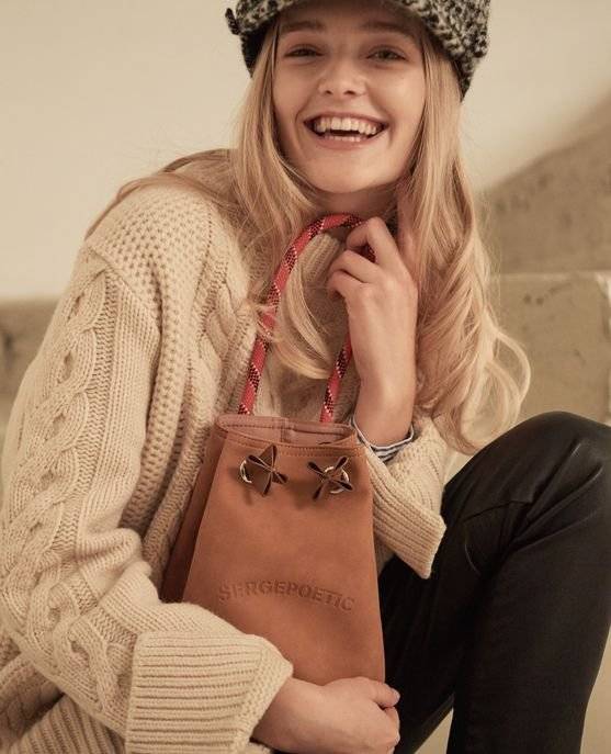 어떤 옷에도 들기 좋은 가성비 좋은 예쁜 가방을 원했던 3명의 여자들이 의기투합해 만든 가방 '세르쥬포에틱'. 직장 여성은 점심시간 잠시 외출하는 용도로, 엄마들에겐 가벼운 손가방으로 인기를 얻었다.