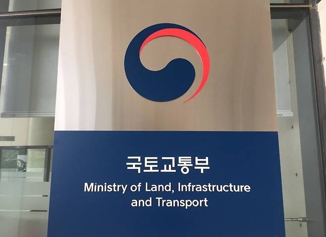 국토부는 시속 400km대의 고속철도 개선작업에 미온적이다.