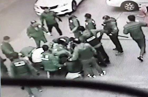 지난해 11월 24일 오전 광주 북구의 한 모텔 주차장에서 광주 조폭들에게 보복하기 위해 집결한 수도권 조폭들을 경찰이 검거하고 있다. [광주북부경찰서 제공]