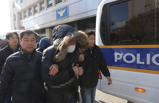 광주 북부경찰서에서 지난 해 광주 조폭에 보복하려고 집결했다가 붙잡힌 수도권 조폭 12명이 구속영장 실질심사를 받기 위해 법원으로 압송되고 있다. [연합뉴스]