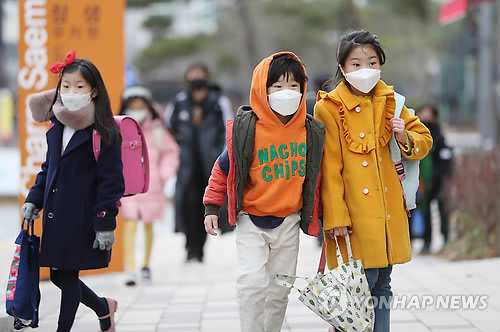 작년 11월28일 초미세먼지가 '매우나쁨' 수준을 보인 가운데 세종시 한 초등학교 앞에서 어린이들이 등교하는 모습 [연합뉴스 자료사진]