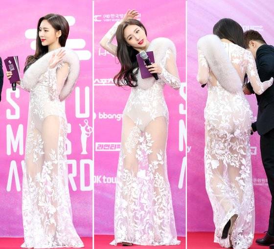 가수 한초임이 지난 15일 서울 구로구 고척스카이돔에서 열린 '제28회 하이원 서울가요대상' 레드카펫 행사에 아찔한 화이트 망사 드레스를 입고 참석해 진행을 보고 있다. [뉴스1]