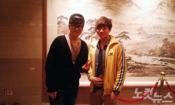 하은(사진 오른쪽)이 '고등학교 시절 신용재와 만났을 당시 찍은 것'이라며 보내준 사진