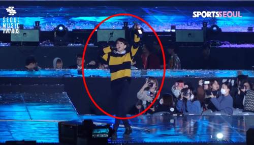 방탄소년단 정국이 무대에서 공연하는 모습.