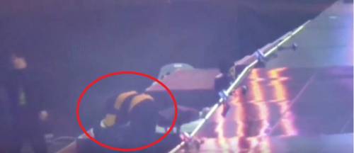 방탄소년단 정국이 무대 밑 탁자에 엎드려 있는 모습.