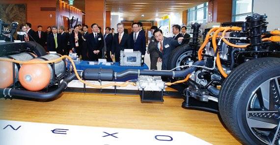 문재인 대통령이 17일 울산시청 수소 활용 전시장을 찾아 김세훈 현대차 연료전지사업부장에게 수소전지차 넥소에 대한 설명을 듣고 있다. 연합뉴스