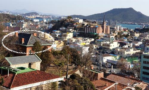 손혜원 더불어민주당 의원이 주변의 몇몇 건물 매입에 관여하며 논란이 되고 있는 전남 목포 근대역사문화공간 일대 전경. 왼쪽 가운데 검은 지붕의 붉은 벽돌 건물(원 안)은 목포근대역사관으로 ‘평화의 소녀상’이 있는 옛 일본 영사관 건물이다.