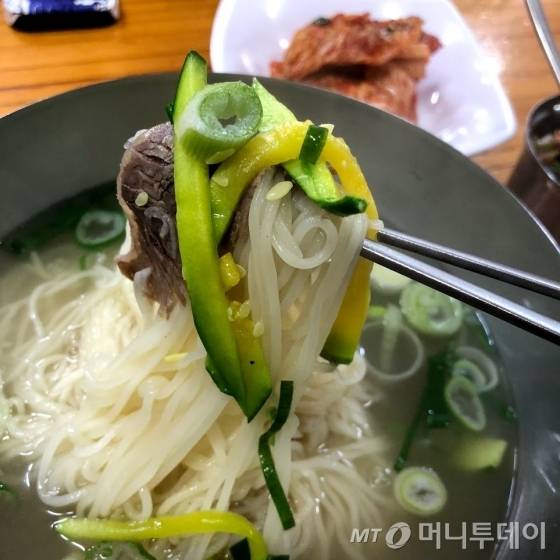 고명, 면발, 국물 뭐 하나 빠지는 게 없는 온면.