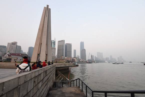 중국 상하이 황포탄 의거 현장인 와이탄공원 일대. 1922년 3월 28일 의열단원인 오성륜과 김익상이 일본육군대장 다나카 기이치를 처단하고자 공작에 나섰던 곳이다. 영화 ‘밀정’에 등장한 ‘속사포’(조진웅 분)의 모델로 알려진 오성륜이 권총을 발사했으나 다나카 뒤에 있던 영국인 여성이 맞아 절명했다.상하이 안주영 기자 jya@seoul.co.kr