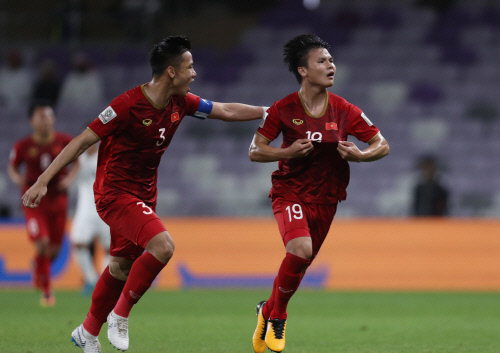 베트남의 응우옌 꽝하이(오른쪽)이 17일 예멘전 전반에 프리킥 골을 넣은 뒤 환호하고 있다. 출처 | 아시안컵 공식 트위터