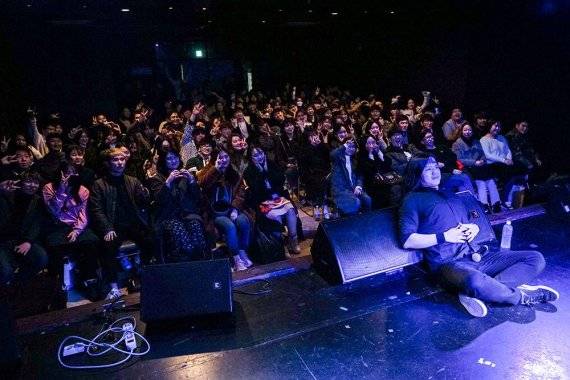 드러머 부기드럼 박영진 씨가 지난 13일 오후 서울 마포구 합정동 드림홀에서 열린 팬미팅에 참석한 팬들과 기념 촬영을 갖고 있다. 사진=조재형 기자