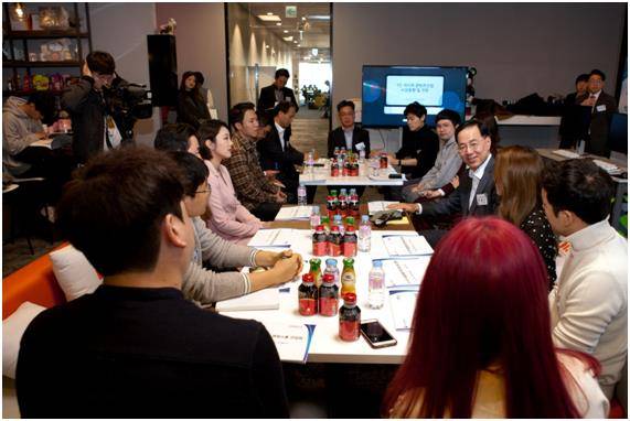 민원기 과학기술정보통신부 제2차관이 17일 오후 서울 삼성동 CJ ENM 다이아TV 회의실에서 열린 ‘1인 미디어 활성화를 위한 현장소통 간담회’에서 인사말을 하고 있다. 이 자리에는 소프(다이아TV), 헤이지니(키즈웍스), 양띵(트레져헌터), 데이지(레페리), 파워무비(파워무비), 오땡큐(오타쿠 레코드), 한국삼촌TV(한국삼촌TV) 등 1인 미디어 크리에이터들이 참석했다. 과기정통부 제공