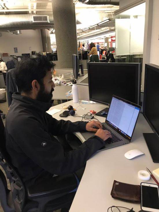 실리콘밸리의 유명 온라인 게임 업체 징가에서 시스템 개발자로 일하고 있는 하리 자얄만씨는 오전 10시에 출근해 오후 5시면 퇴근한다. 16일(현지시간) 오전 10시 30분에 출근한 자얄만씨가 자신의 업무를 보고 있다.