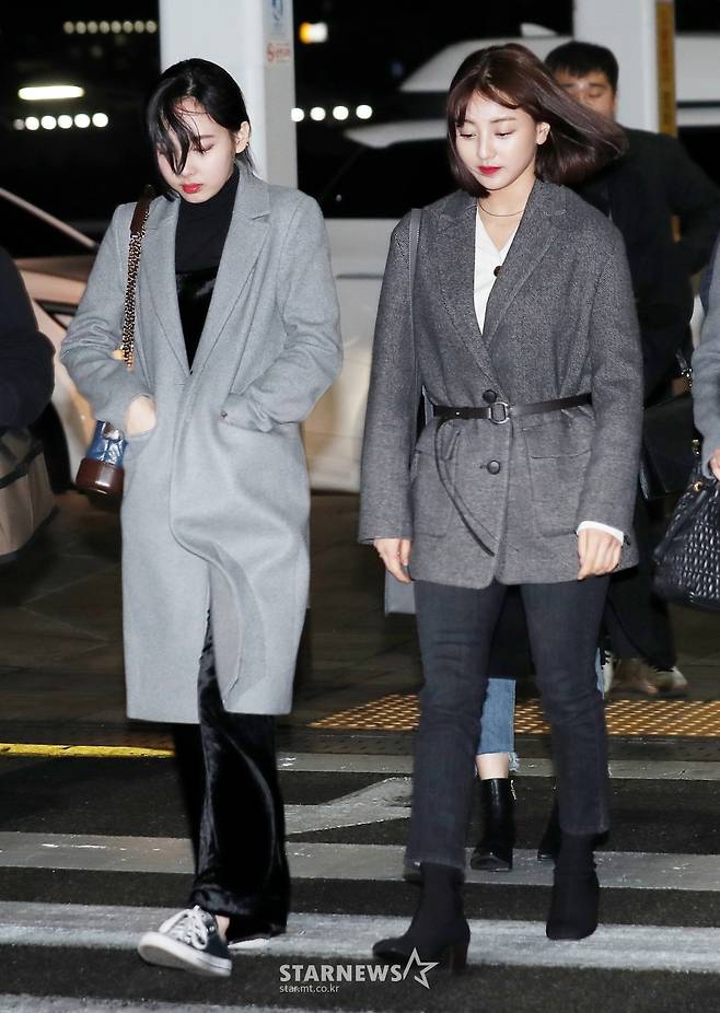 [★포토]나연-지효, '차가운 바람에 움츠러들었어요'