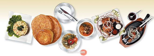 러시아·우즈베키스탄 식당에서 추천한 '한국 사람들이 즐겨 찾는 메뉴'. 왼쪽부터 러시아 샐러드인 '트로이카'의 '올리비예', 우즈베키스탄 전통 빵인 스타사마르칸트의 '넌(러시아 말로는 레표시카)'과 '양배추 고기말이' '양고기 수프', 러시아식 전통 영계 통구이인 '트로이카'의 '츠플려넉 타바카', 꼬치구이인 '스타사마르칸트'의 '샤슬릭'. / 양수열 영상미디어 기자