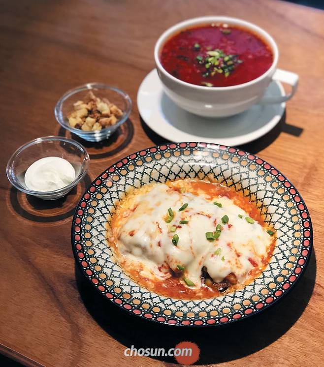 서울 연남동 러시아 가정식 맛집 '부퓌에트발랴'의 가지라자냐(아래)와 보르쉬. / 박근희 기자
