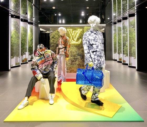 '오즈의 마법사'를 주제로 한 루이비통 남성복의 2019 봄여름 컬렉션이 국내 주요 매장에 전시돼 있다. [사진 루이비통]
