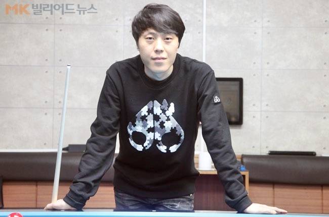 1,600명의 당구동호인이 몰린 ‘제1회 빌마트 FURY배 3쿠션 동호인 전국당구대회(이하 빌마트퓨리배)’에서 우승을 차지한 안광준 동호인이 MK빌리어드뉴스와의 인터뷰 이후 포즈를 취하고 있다.