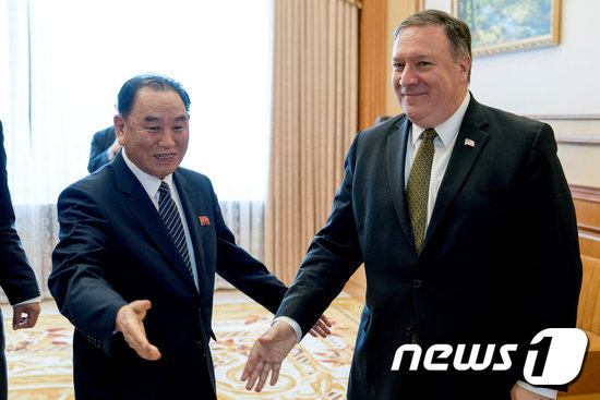 김영철 북한 조선노동당 중앙위 부위원장 겸 통일전선부장(왼쪽()과 마이크 폼페이오 미국 국무장관(오른쪽) . <자료사진>  © AFP=뉴스1